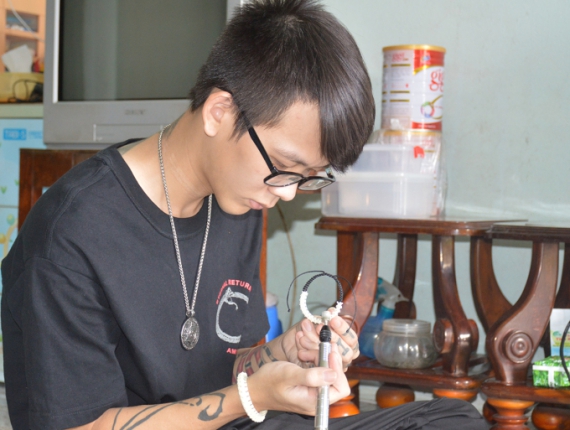 Chàng trai miền Tây làm trang sức từ xương rắn